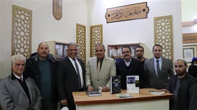 رئيس جامعة الأزهر يتفقد جناح الأزهر الشريف بمعرض القاهرة الدولي للكتاب