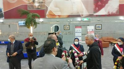 استقبال منتخب مصر بالورود في مطار القاهرة فور وصولهم