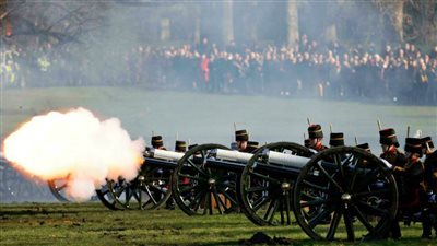 طلقات مدفعية تكريما للملكة إليزابيث الثانية المتربعة على العرش منذ 70 عاما