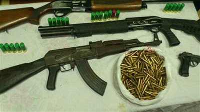 ضبط شخص بالقاهرة بحوزته أسلحة نارية ومواد مخدرة بقصد الإتجار
