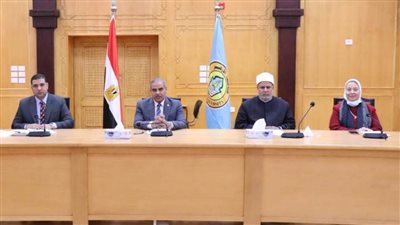 رئيس هيئة تعليم الكبار يشيد بجهود جامعة الأزهر في مجال محو الأمية