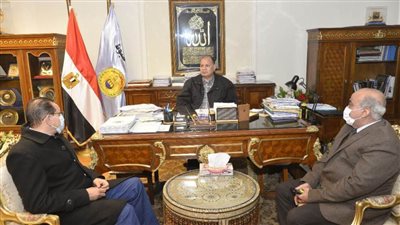 محافظ أسيوط يلتقي مدير جهاز تنمية المشروعات ويؤكد دعمه لأي مبادرات تقدم خدمات أفضل للمواطنين لتوفير حياة كريمة