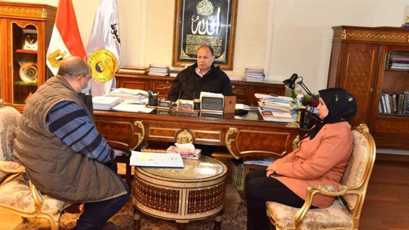 محافظ أسيوط يناقش