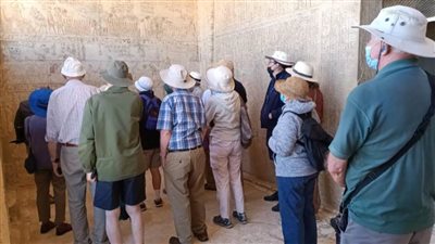 وفد سياحي من دولتي روسيا وإنجلترا يزور المناطق الأثرية بالمنيا