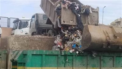 نقل ٣٥٠٠ طن قمامة ومخلفات من المقالب الوسيطة لمصانع التدوير بالبحيرة