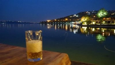 تركيا.. ضريبة الكحول تفرغ الحانات من روادها