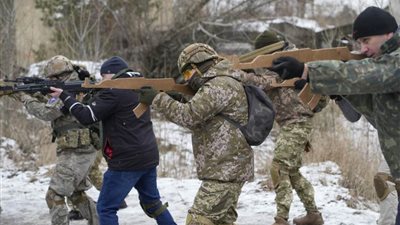 زيلينسكي يوجه بتعزيز قوات الدفاع المحلي في أوكرانيا