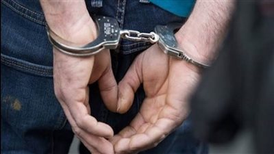 القبض على المتهمين بقتل شخص لسرقته وإلقاء جثته بالطريق في بنها