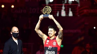 لوكاس مارتينيز نجم فلامنجو البرازيلي يُتَوَّج بجائزة أفضل لاعب في كأس العالم للأندية لكرة السلة