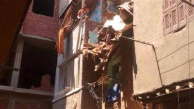 إصابة شخصين إثر سقوطهما من أعلى واجهة أحد العقارات بشبرا الخيمة 