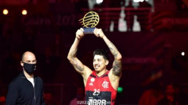 لوكاس اثناء تسلمه