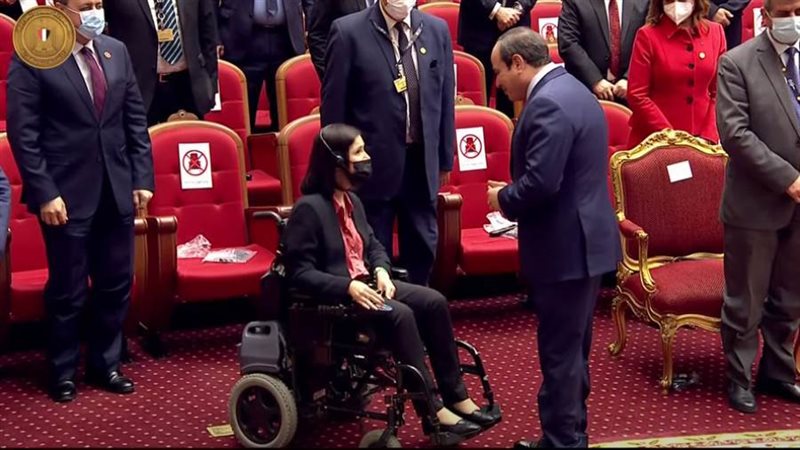 الرئيس السيسي يصافح