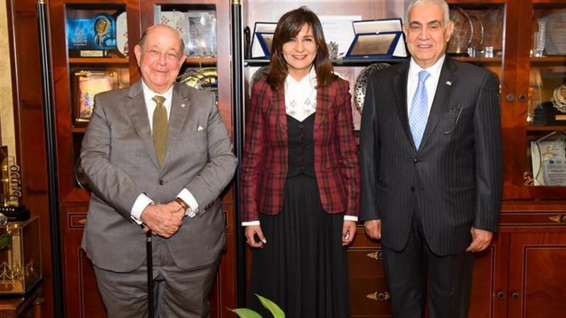 وزيرة الهجرة تلتقي