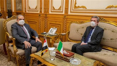 وزير الانتاج الحربى  يشهد توقيع اتفاقية لتصنيع مكونات مجموعات تحويل السيارات للعمل بالغاز الطبيعى 