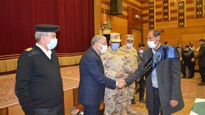 محافظ المنيا يكرم أسر الشهداء والمصابين في يوم الشهيد 