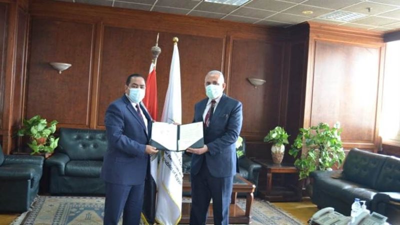 وزير الرى يتسلم القائمة