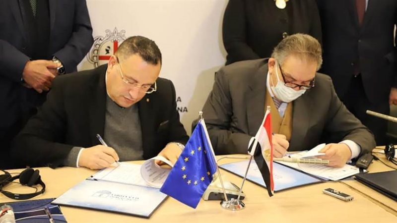 توقع اتفاقية لإنشاء