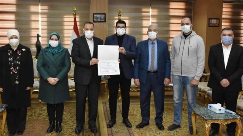 محافظ الشرقية يتسلم