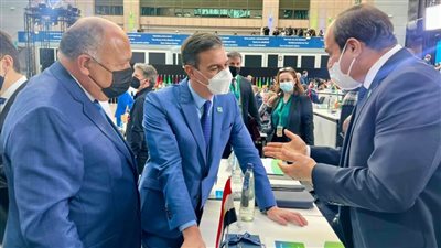 الرئيس السيسي يجري حوارا مع رئيس وزراء إسبانيا على هامش القمة الأوروبية الإفريقية