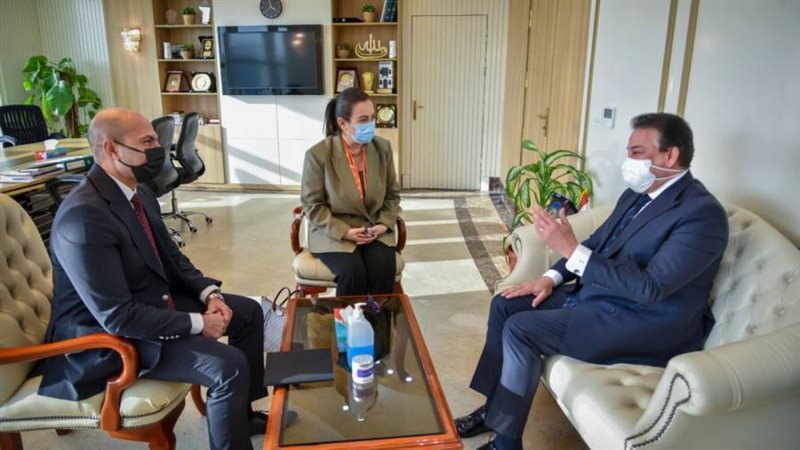 عبدالغفار مع ممثلة