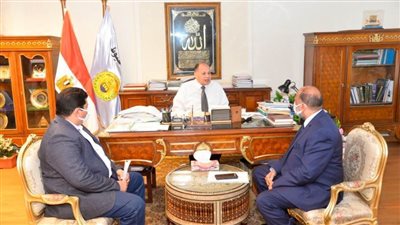 محافظ أسيوط يلتقي مسئولي الري ويؤكد على تكثيف جهود تبطين وتأهيل الترع 