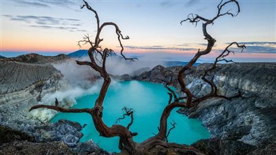 سر الحمم الزرقاء في بحيرة 