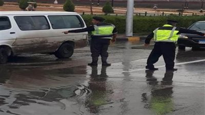 رجال الشرطة يواصلون جهودهم في مساعدة المواطنين لمواجهة موجة الطقس السيئ