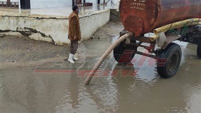 انتشار موسع لمعدات الكسح لرفع مياه الأمطار من شوارع كفرالشيخ