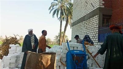 إزالة 4 حالات تعد بالبناء على أملاك الدولة وإيقاف 3 آخرين بمركزي ديرمواس ومغاغة