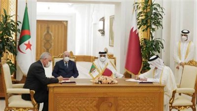 الرئيس الجزائري وأمير قطر يشهدان توقيع اتفاقية ومذكرات تفاهم بالدوحة