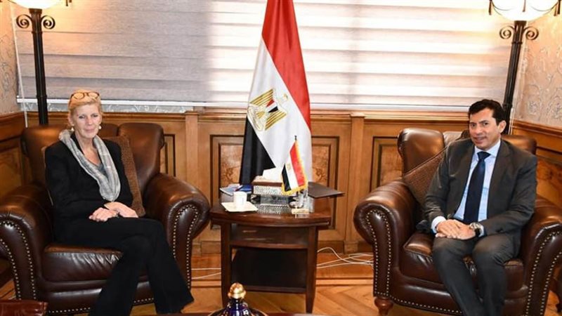 وزير الشباب يلتقي