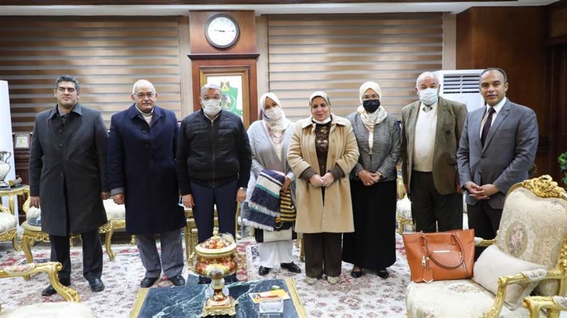 محافظ المنيا مع وفد