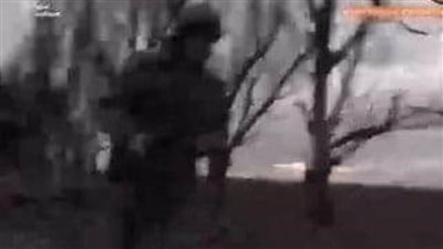 وزير أوكراني يحتمي في الأشجار من قذائف مدفعية الدنابسة (فيديو)