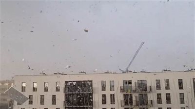 شاهد.. لحظة مروعة سقوط رافعة بطول 98 قدمًا 