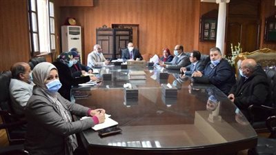 رئيس جامعة بني سويف يستعرض التقرير السنوي لشعب اللغات والبرامج الجديدة