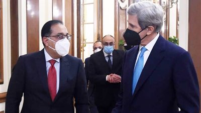 مدبولي يبحث مع جون كيري التعاون المشترك والتحضيرات الخاصة بمؤتمر المناخ (COP27)