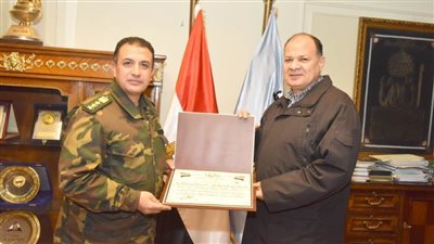 محافظ أسيوط يكرم العميد محمد إسماعيل المستشار العسكري السابق للمحافظة لتوليه مستشارًا لمحافظة المنيا