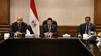 وزير الرياضة يبحث ترتيبات مباراة مصر والسنغال مع الجهات المعنية  