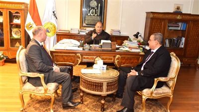 محافظ أسيوط يلتقي مدير التأمين الصحي لوسط الصعيد لمناقشة سير العمل والجهود المبذولة لتطوير الخدمات الصحية