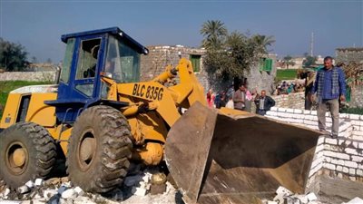 المنيا.. إزالة 33 حالة تعد على الأراضي الزراعية بمركزي مطاي وملوي