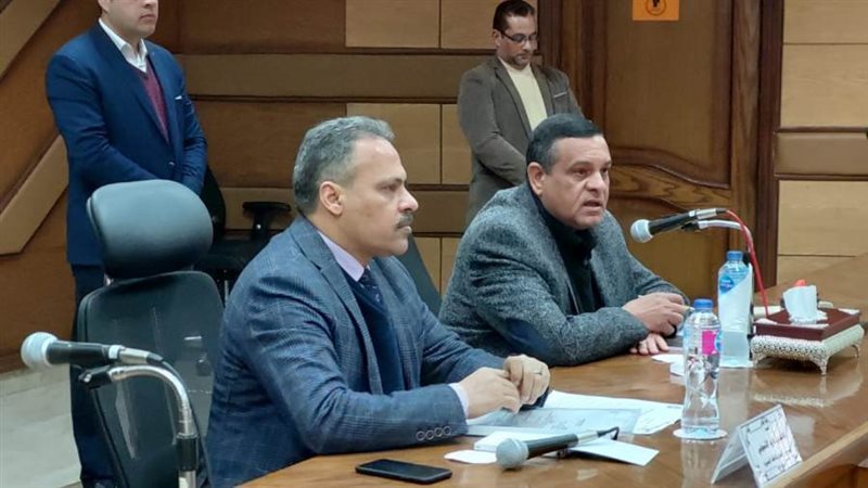 محافظ البحيرة يناقش