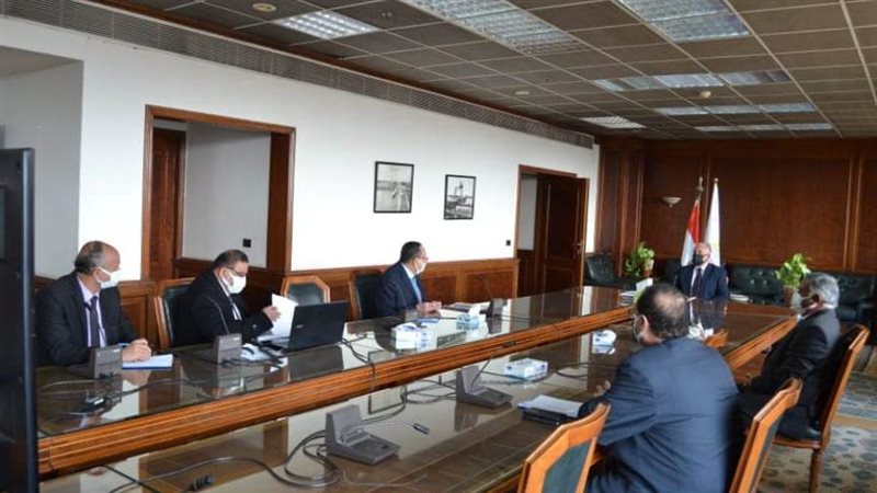 وزير الرى يتابع موقف