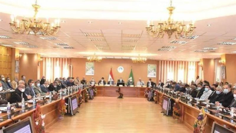 محافظ الشرقية خلال