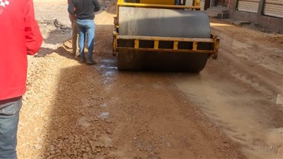 استمرار أعمال رصف الطرق بمدينة كوم حمادة بالبحيرة