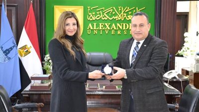 رئيس جامعة الإسكندرية يلتقى الفائزة بجائزة ليوناردو دافنشي الدولية
