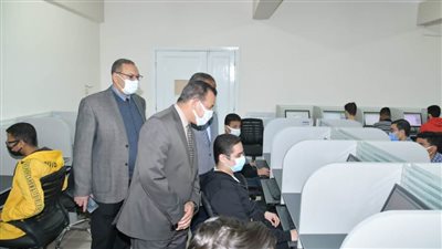 رئيس جامعه الوادي الجديد يتفقد امتحانات كلية الطب بالجامعة