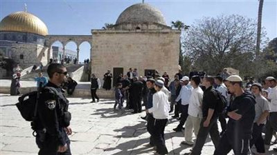 عشرات المستوطنين يقتحمون الأقصى وينفذون جولات في باحاته