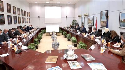 وزير السياحة يعقد اجتماعًا لمناقشة تداعيات الأزمة الروسية الأوكرانية على القطاع بمصر