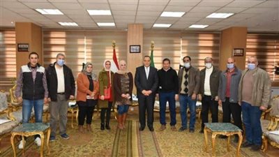 محافظ الشرقية يهنئ العاملين بمركز معلومات شبكات المرافق لتكريمهم من محافظ شمال سيناء 