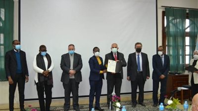  الدكتور عبد العاطى يوزع شهادات إتمام دراسة دبلوم هيدروليكا أحواض الأنهار لـ 